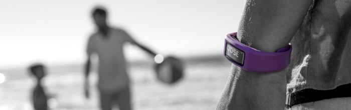 Garmin vivofit Fitnessband das Garmin vivofit Fitnessband getragen am Strand