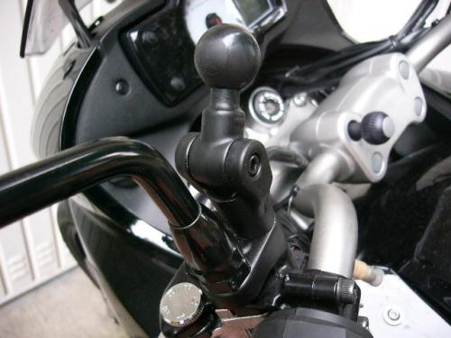 https://www.pdamax.de/fotos/ram-mount-twist-und-tilt-drehgelenksbasis-ram-b-360-fuer-motorrad-spiegel-montage-beispiel-an-328.jpg